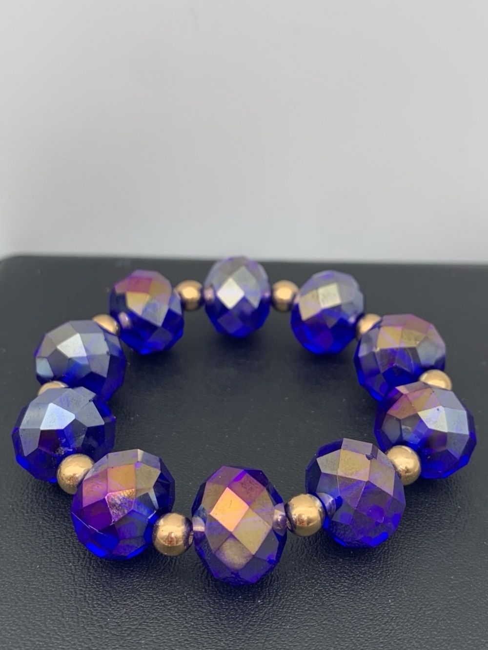 Faceted Blue / Purple AB glass Crystal Stretch Bracelet w Gold tone accent Beads